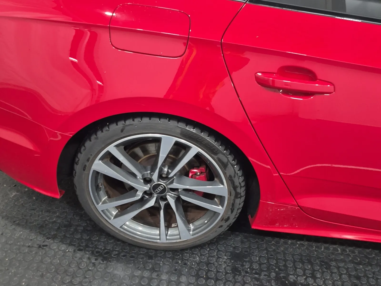 Right Rear Wheel/Tire Photo