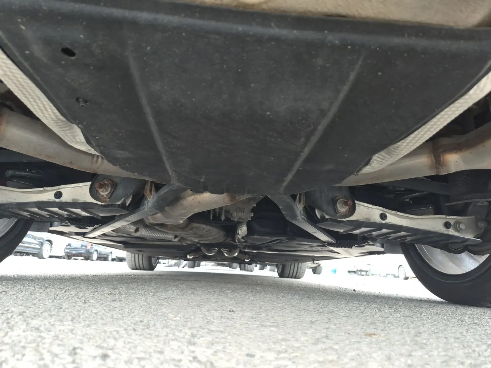 Undercarriage - Rear Photo