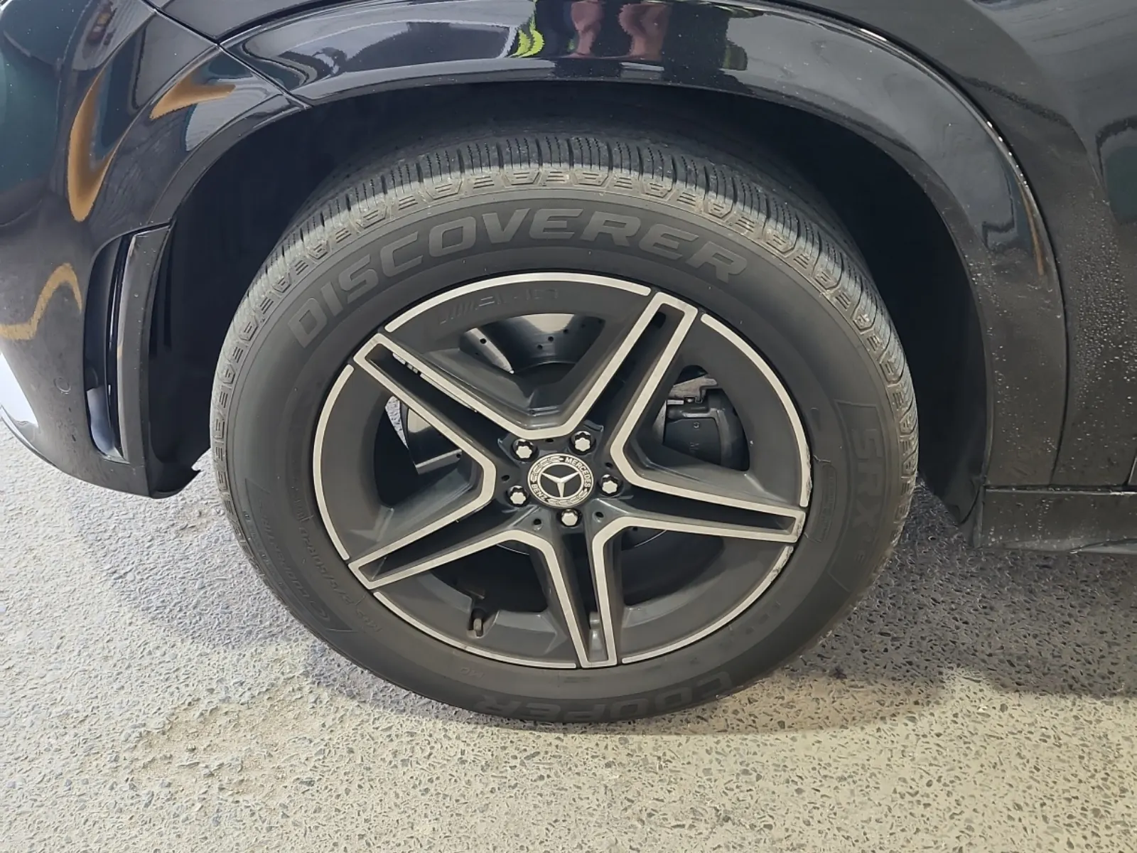 Front driver wheel/tire photo