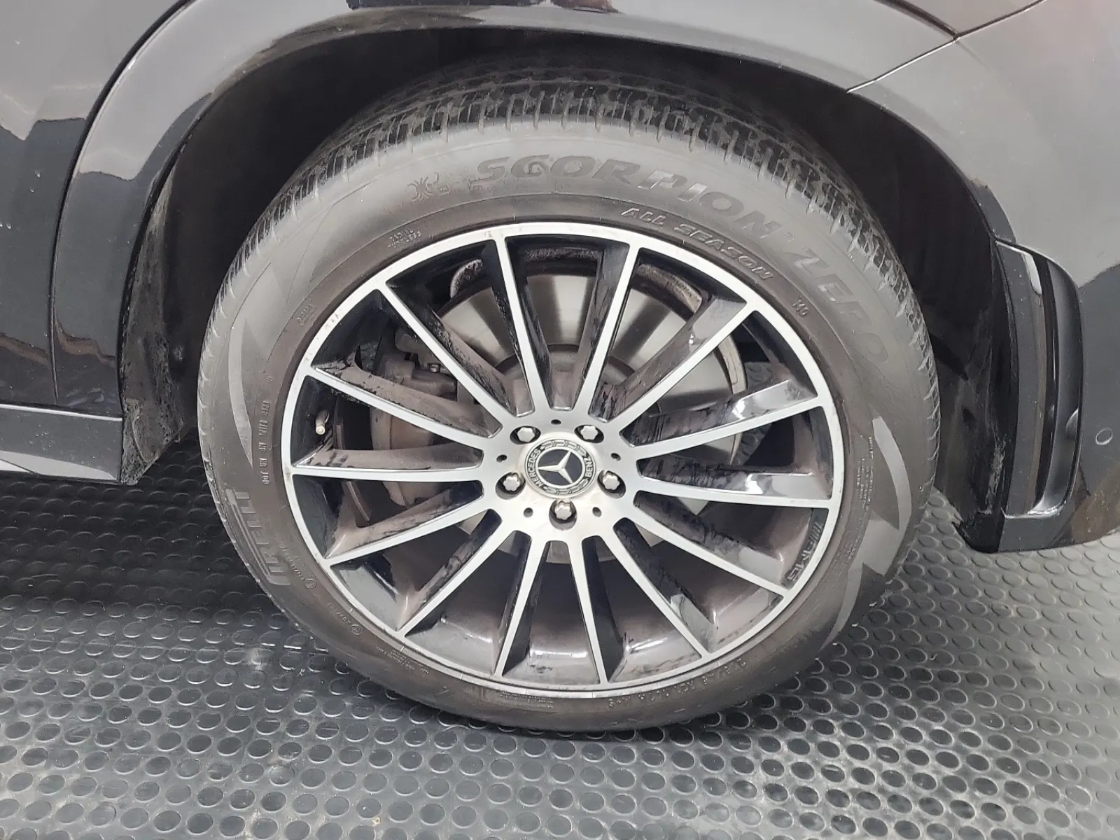 Right Front Wheel/Tire Photo