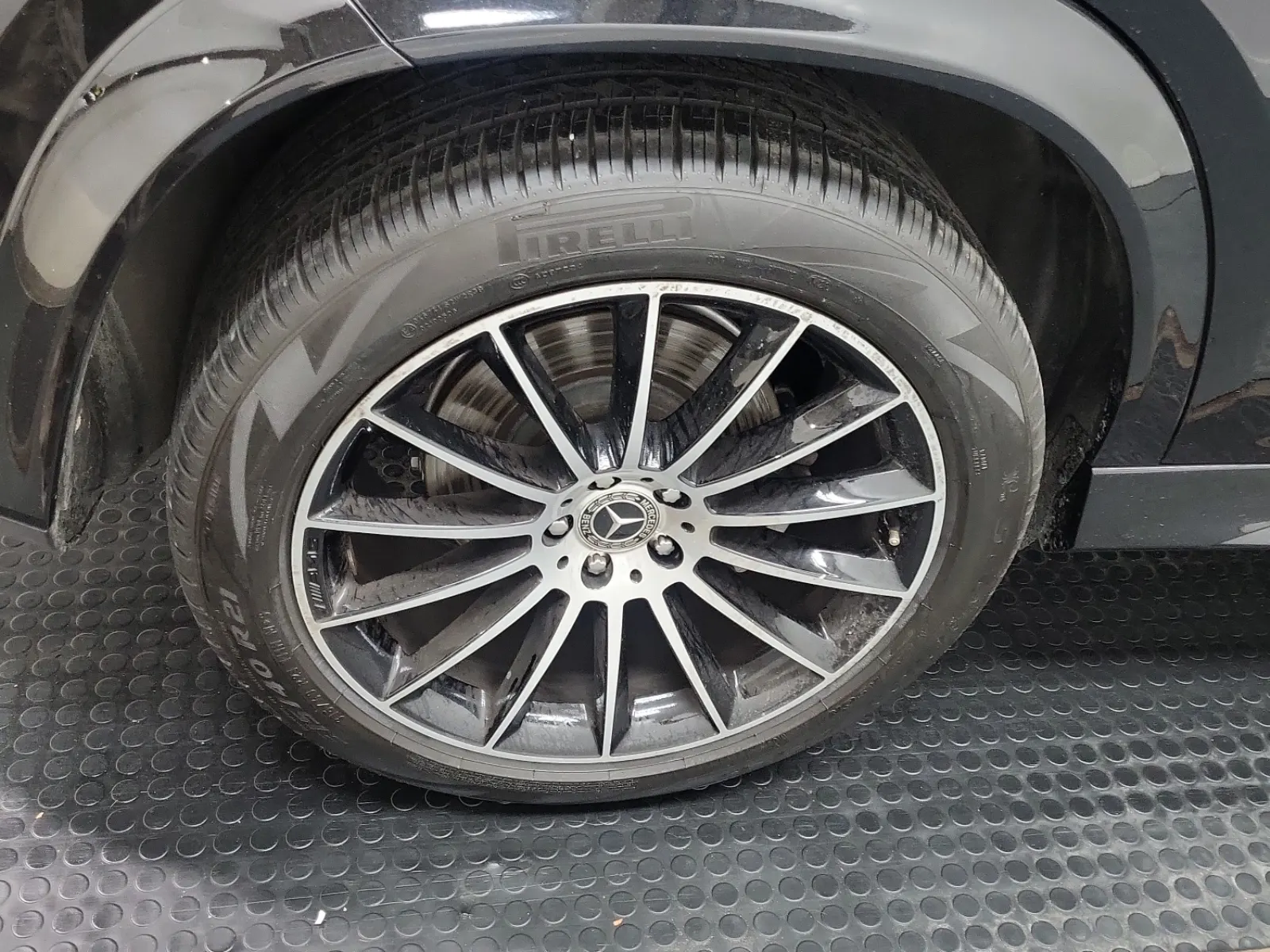 Right Rear Wheel/Tire Photo