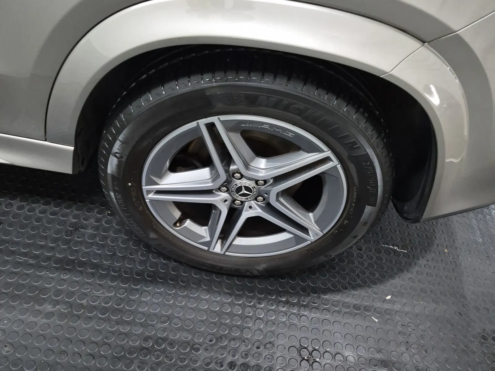 Left Rear Wheel/Tire Photo