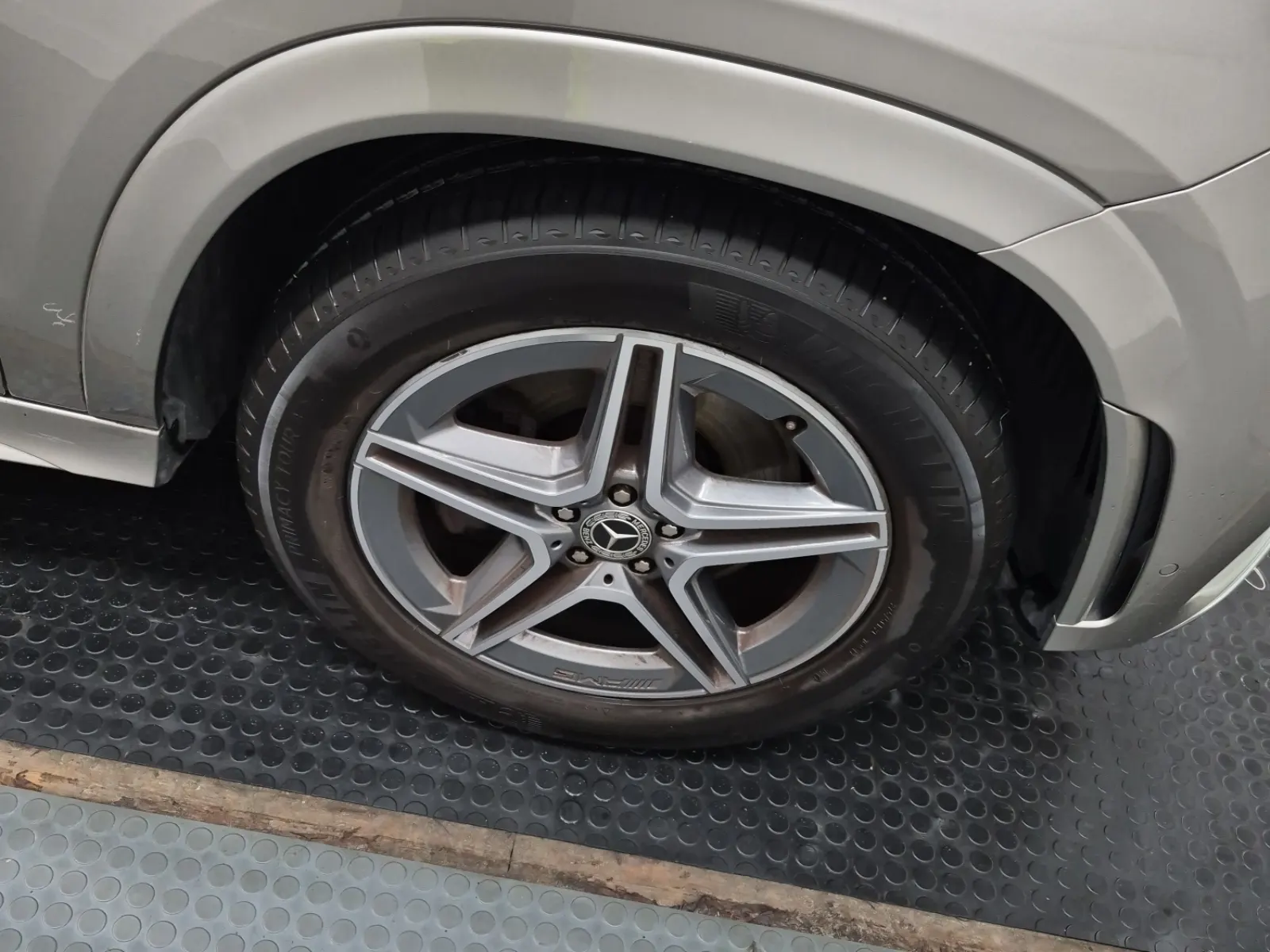 Right Front Wheel/Tire Photo