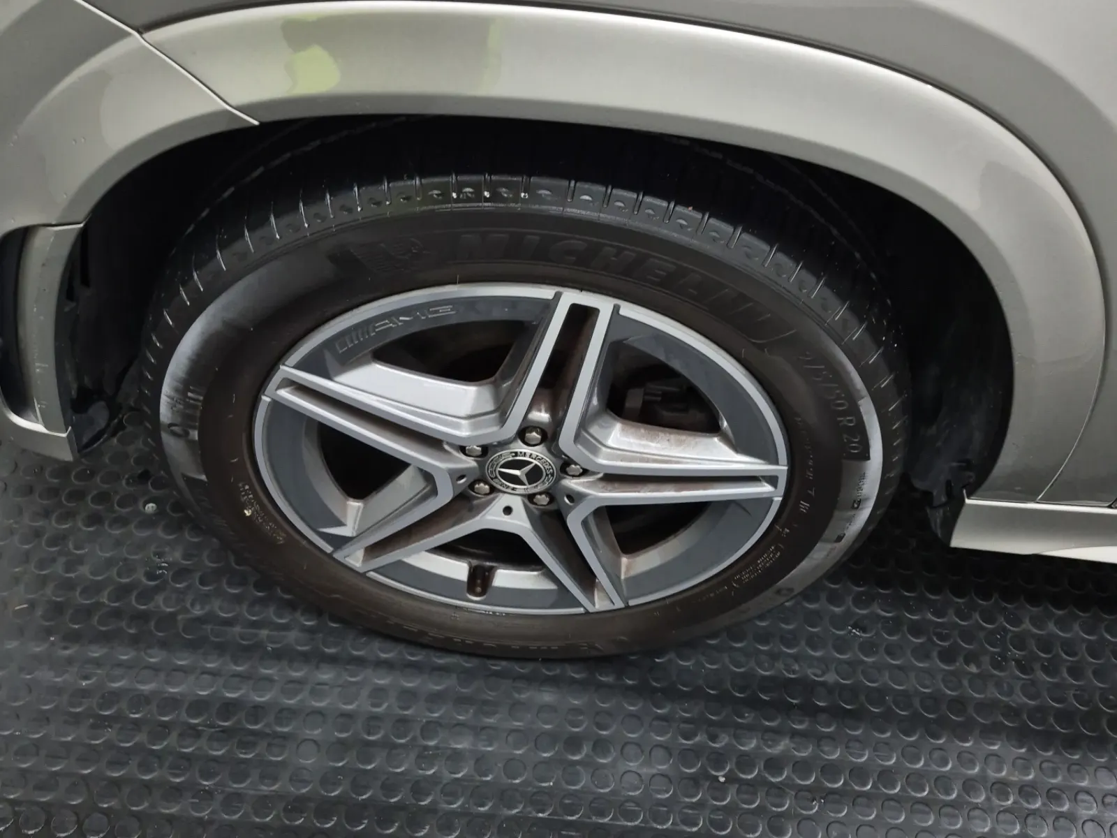Front driver wheel/tire photo