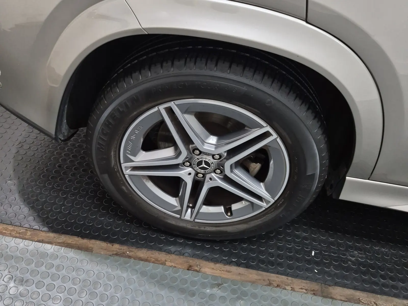 Right Rear Wheel/Tire Photo