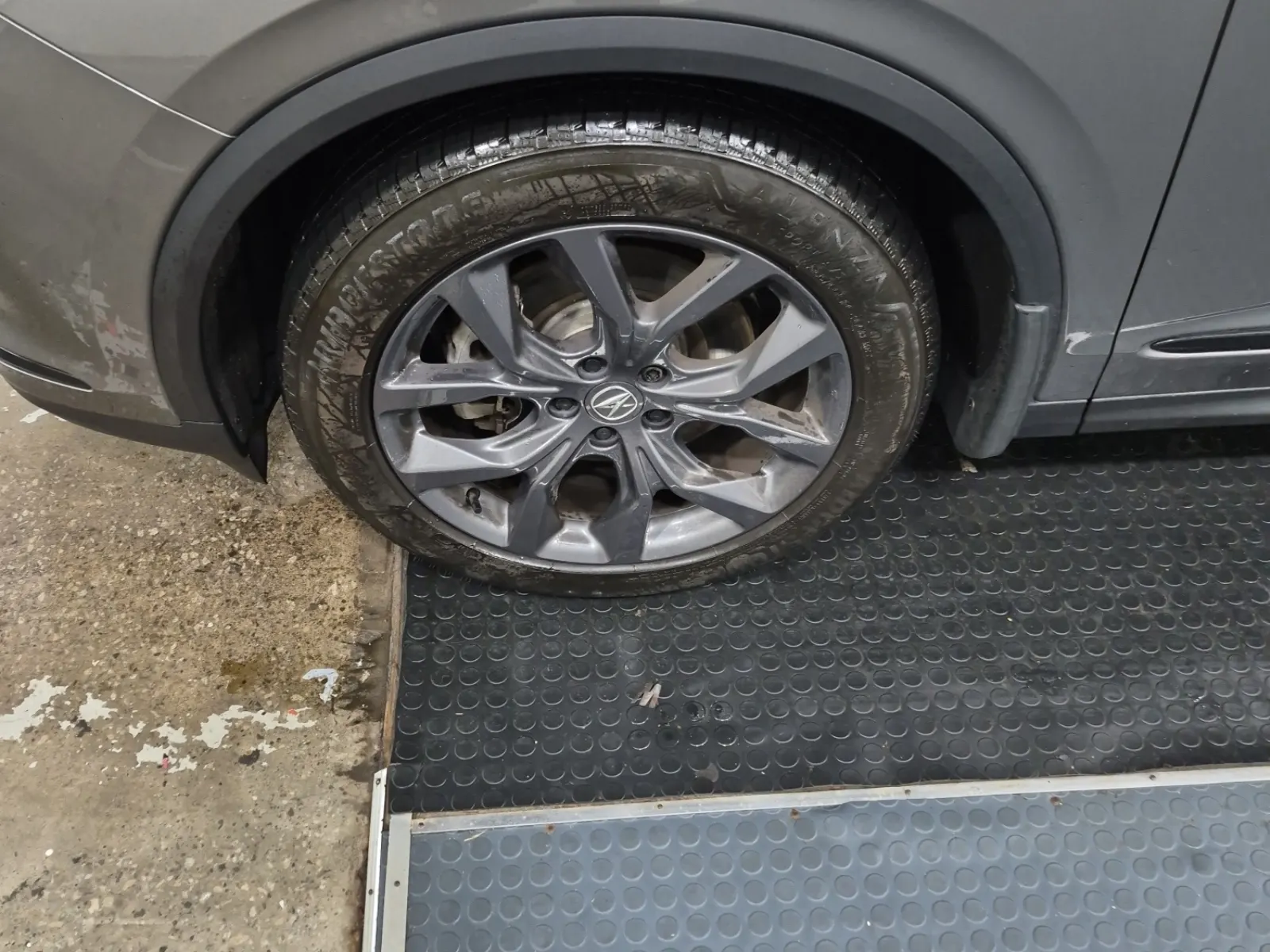 Front driver wheel/tire photo
