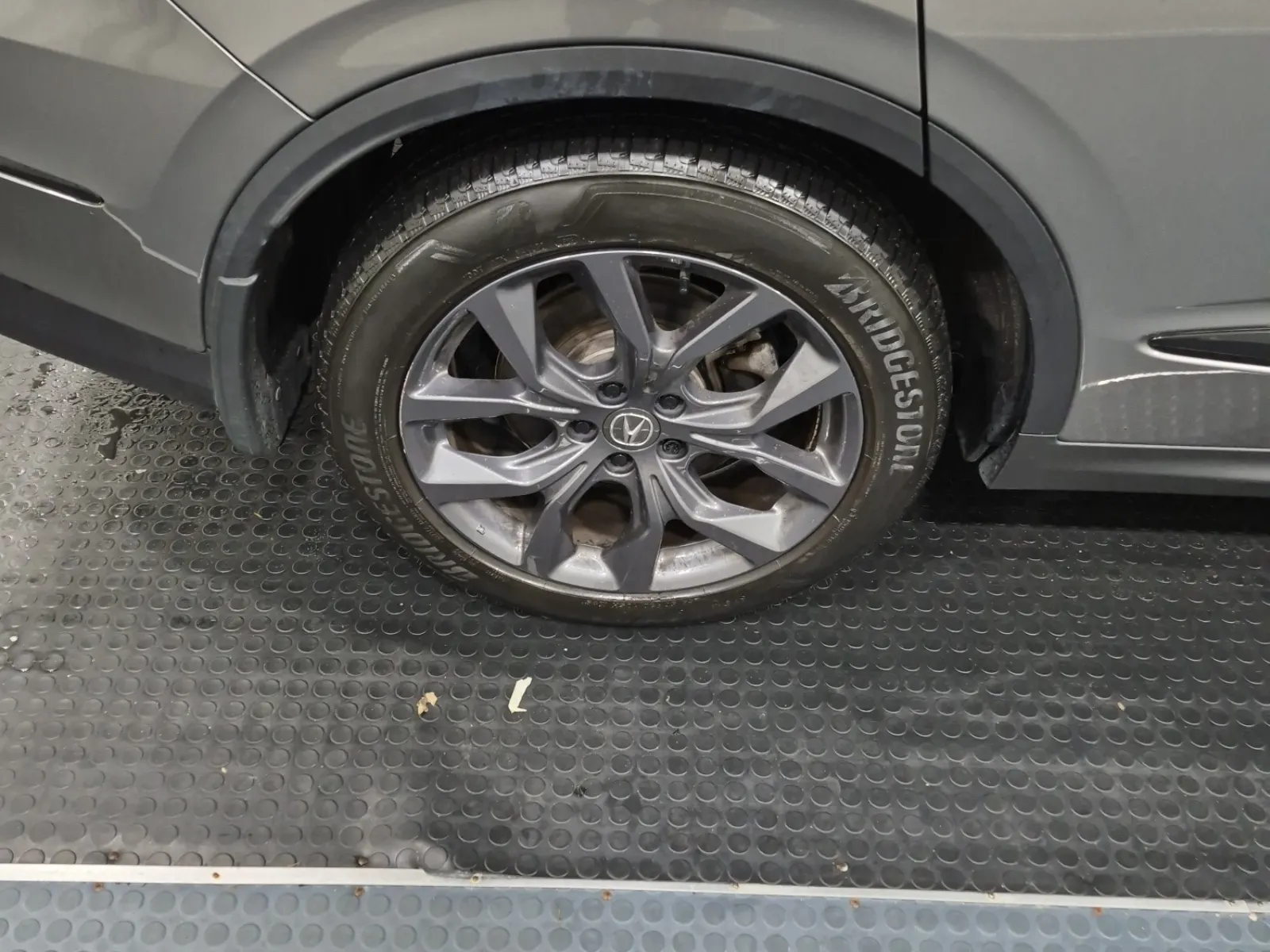 Right Rear Wheel/Tire Photo