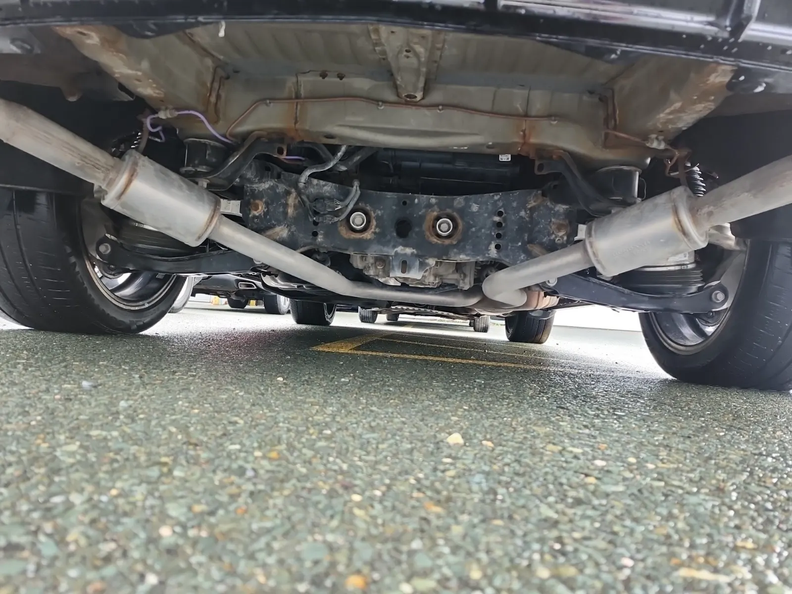 Undercarriage - Rear Photo