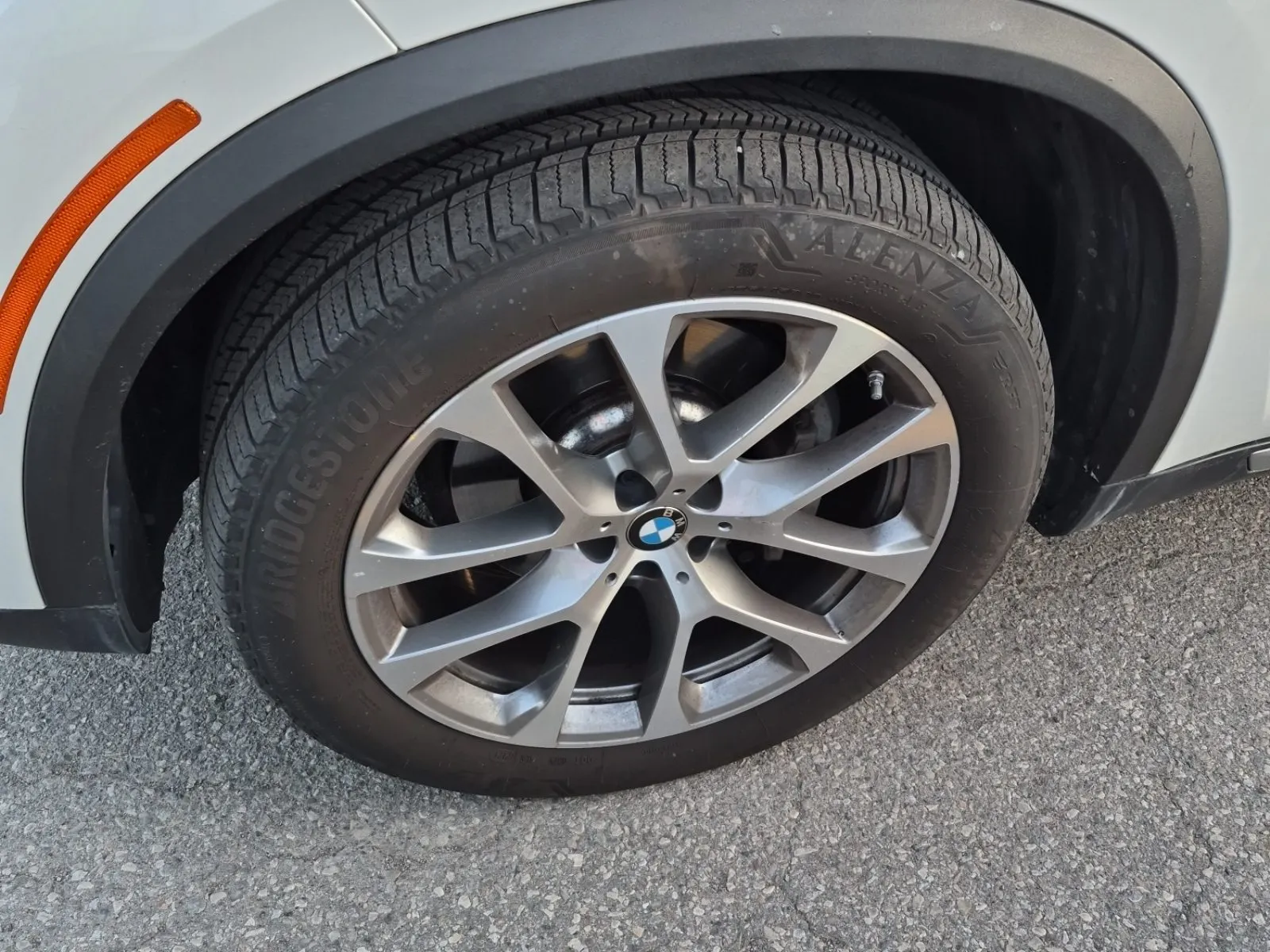 Front driver wheel/tire photo