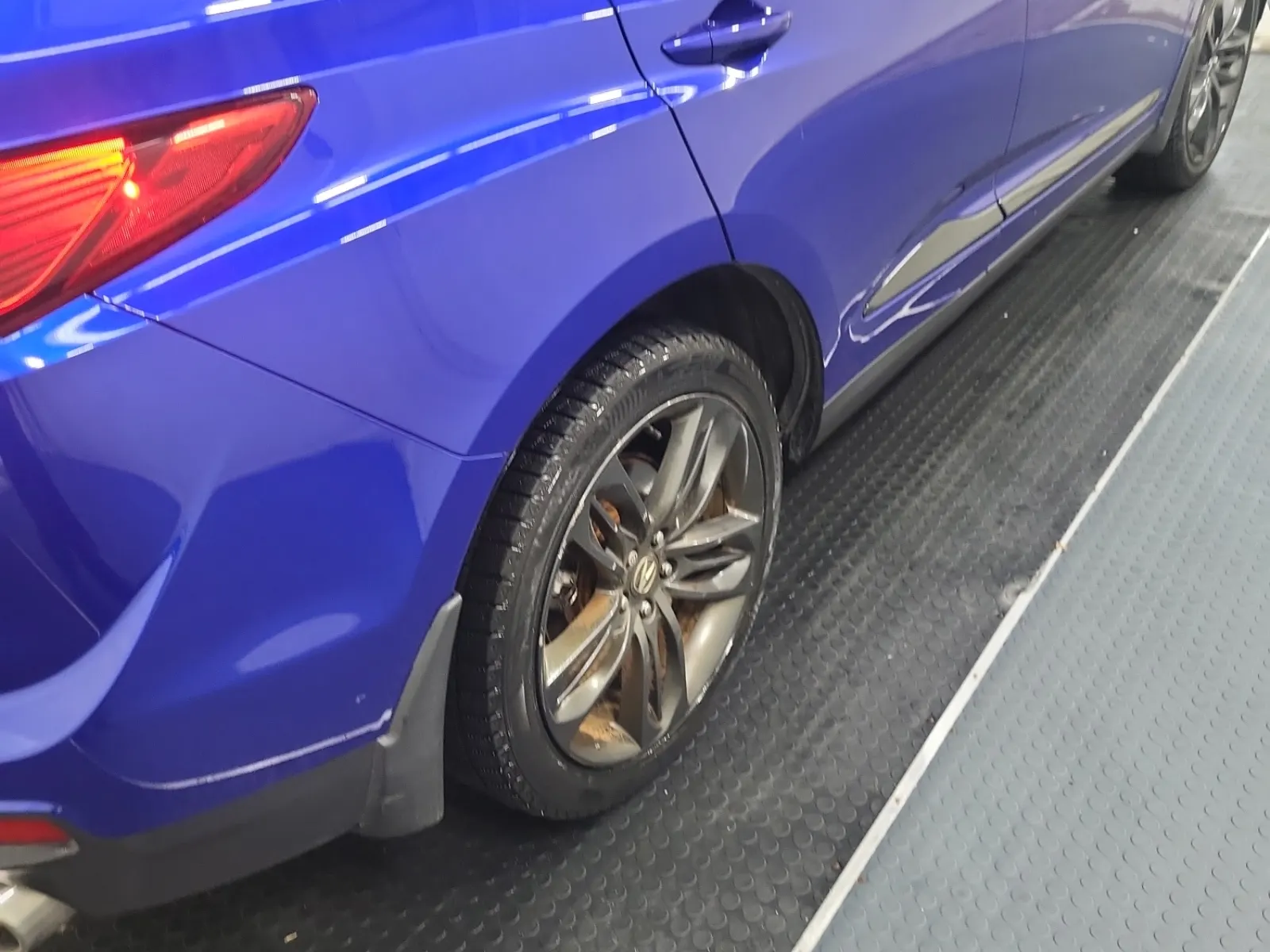 Right Rear Wheel/Tire Photo