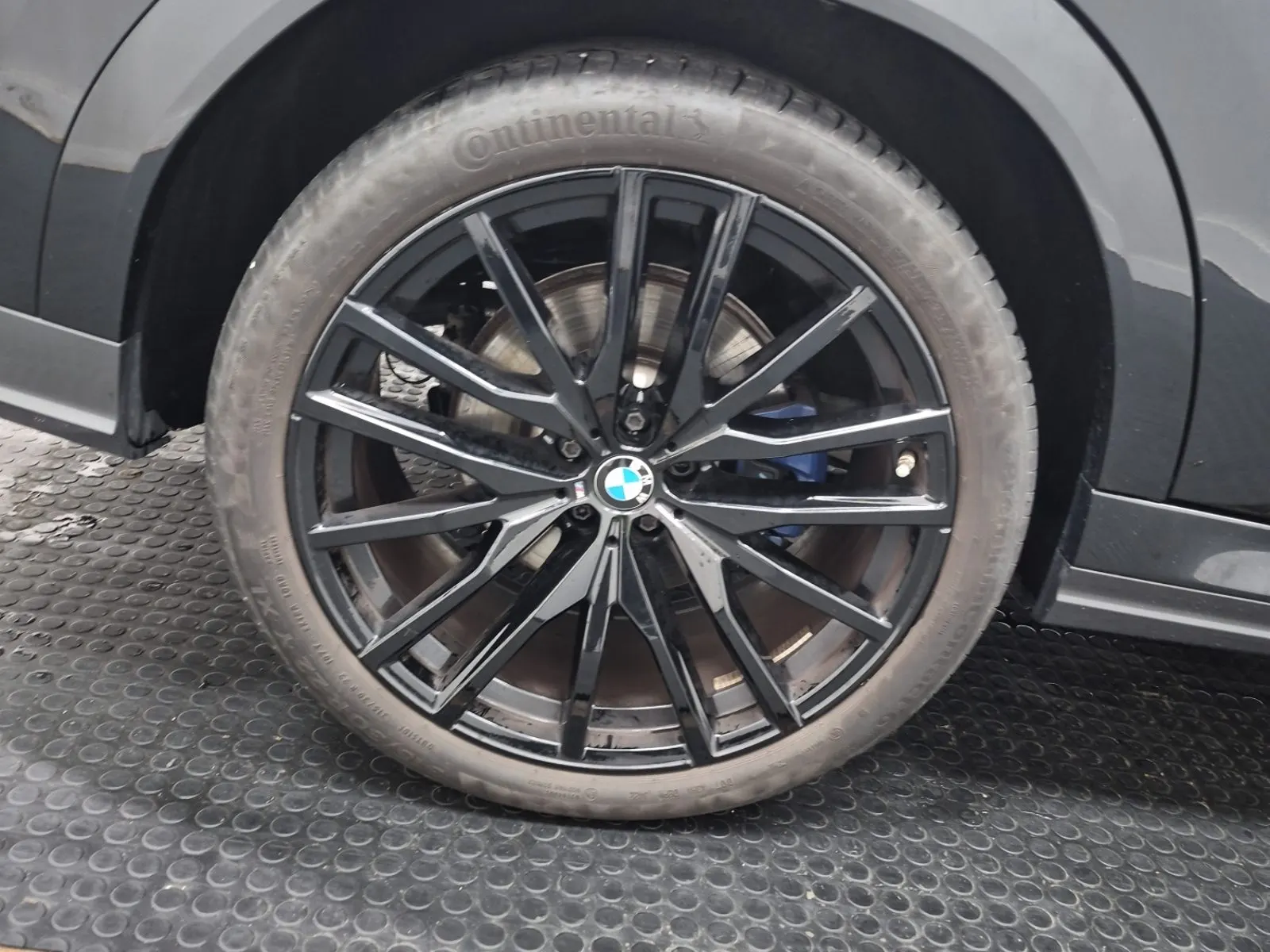 Right Rear Wheel/Tire Photo
