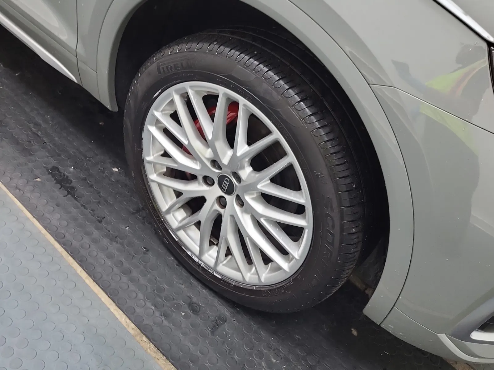 Right Front Wheel/Tire Photo