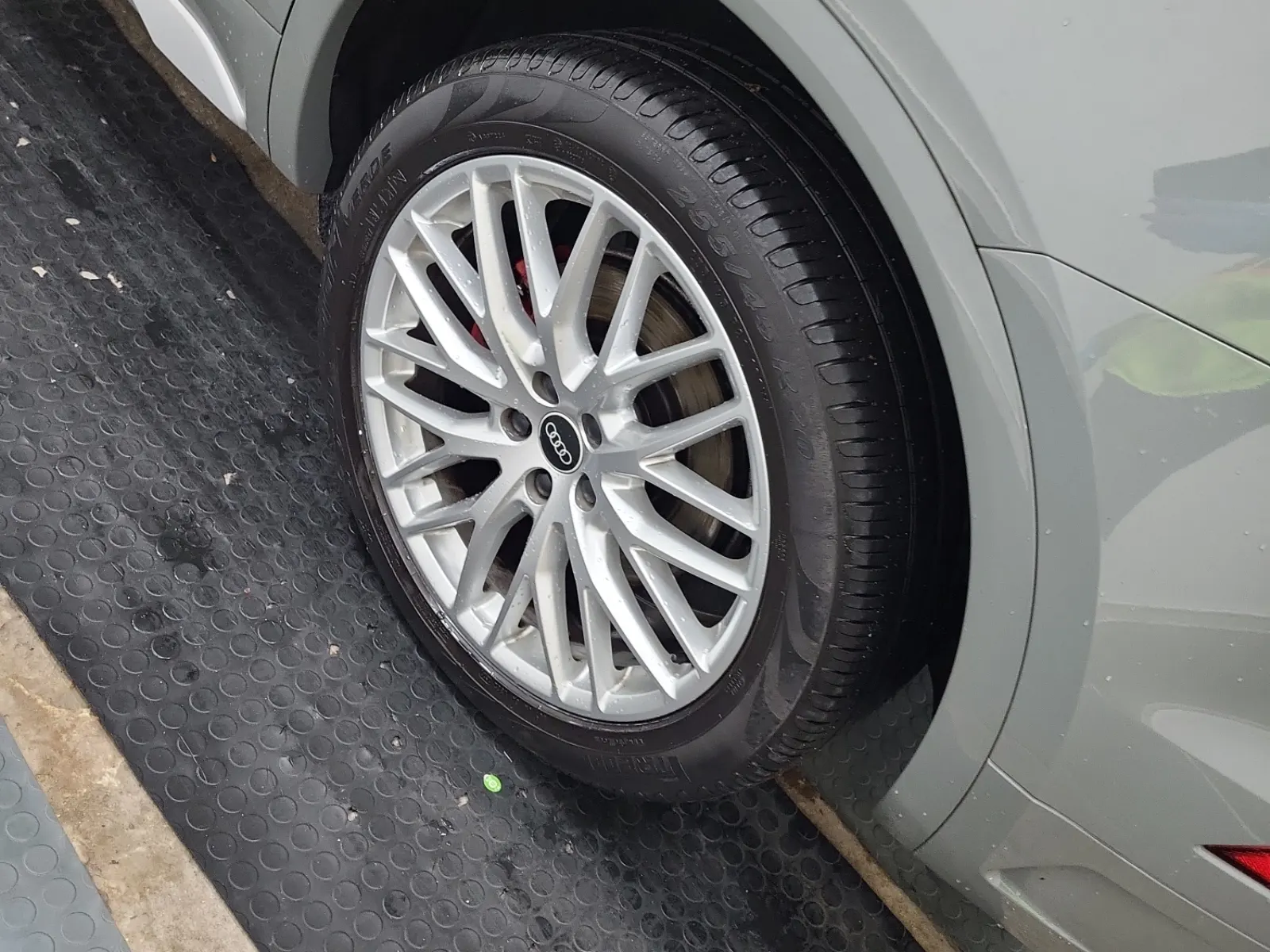 Left Rear Wheel/Tire Photo