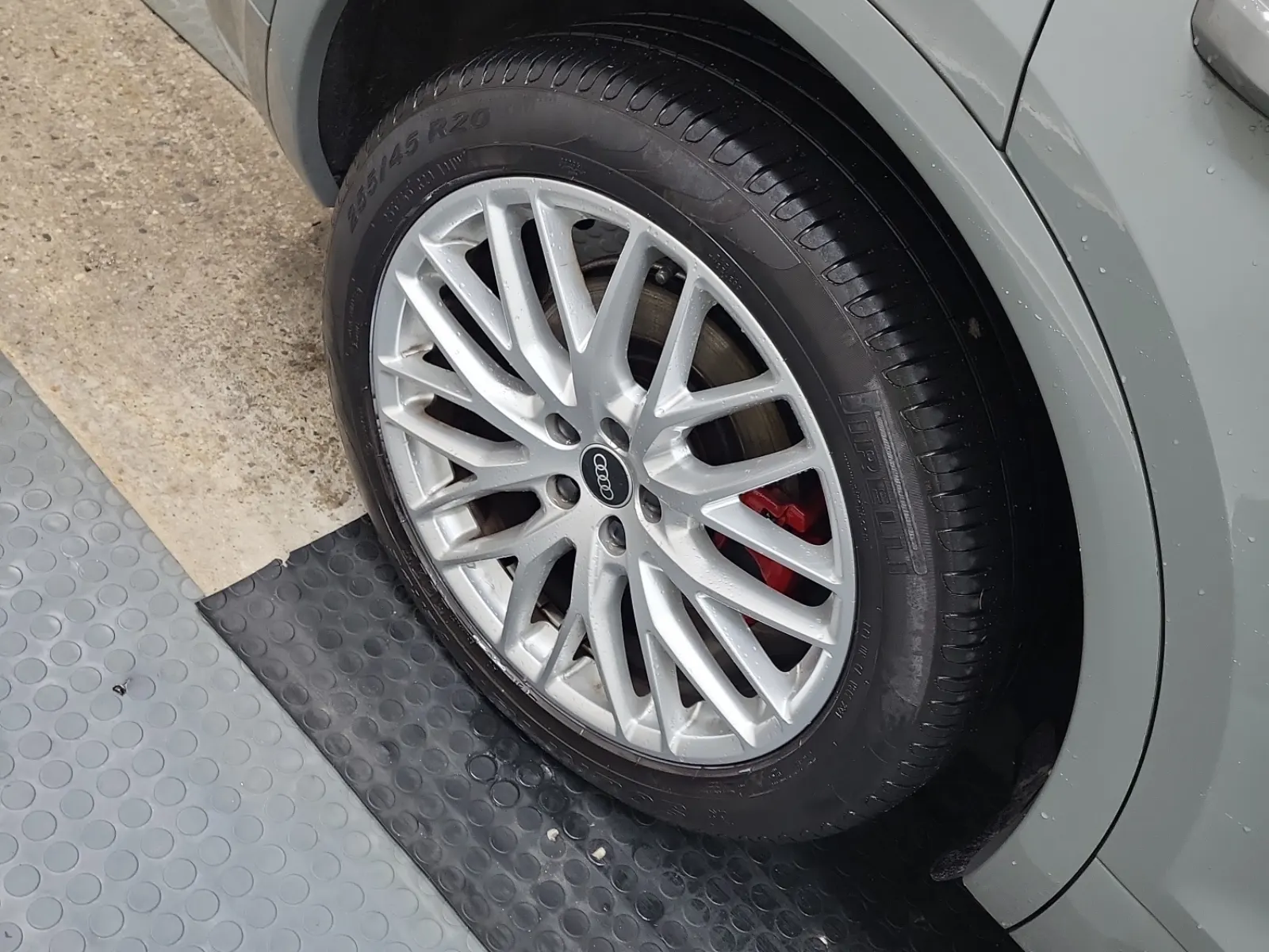 Right Rear Wheel/Tire Photo