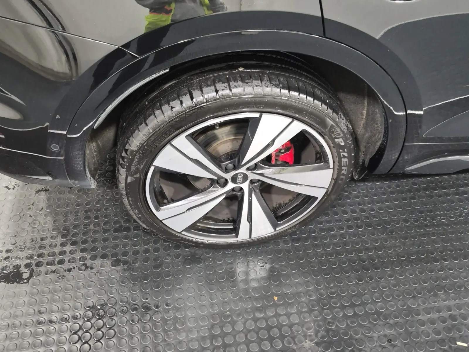 Right Rear Wheel/Tire Photo