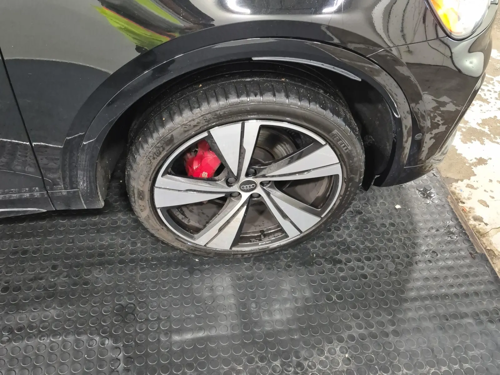 Right Front Wheel/Tire Photo