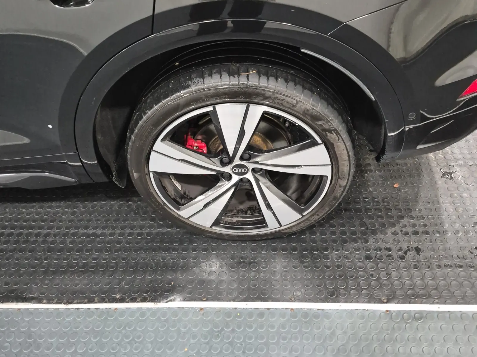 Left Rear Wheel/Tire Photo