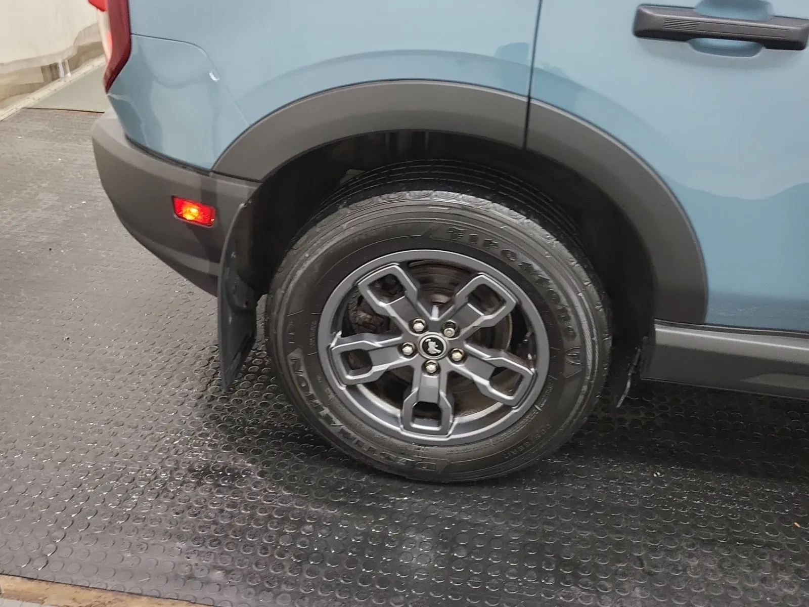 Right Rear Wheel/Tire Photo