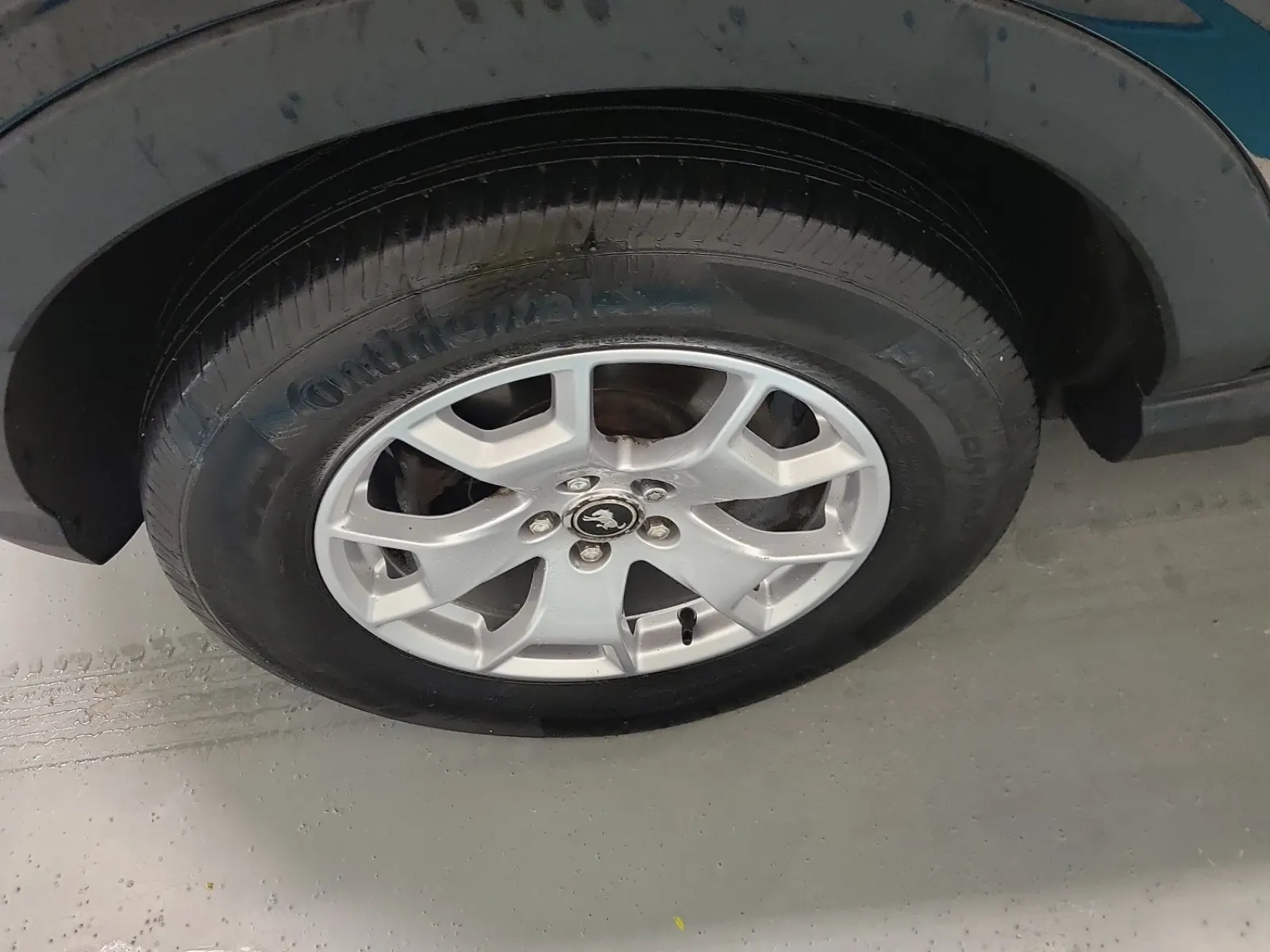 Front driver wheel/tire photo