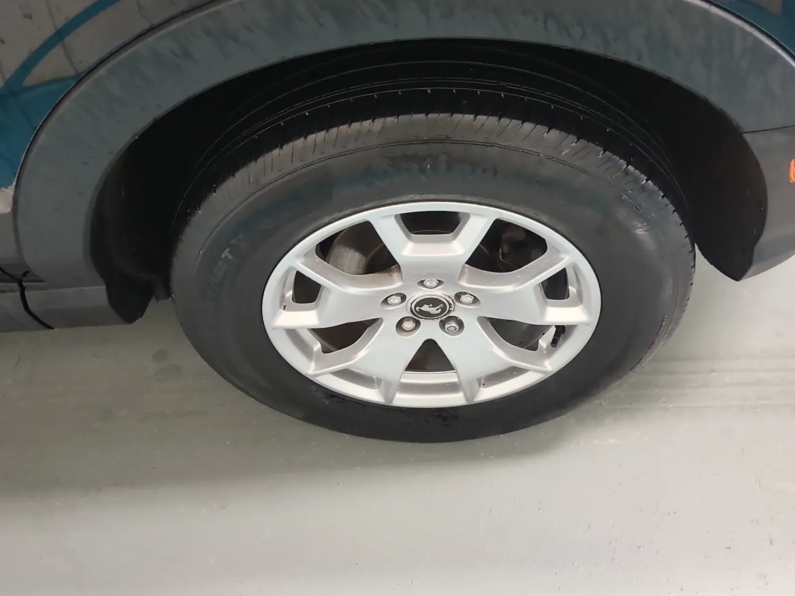 Right Front Wheel/Tire Photo