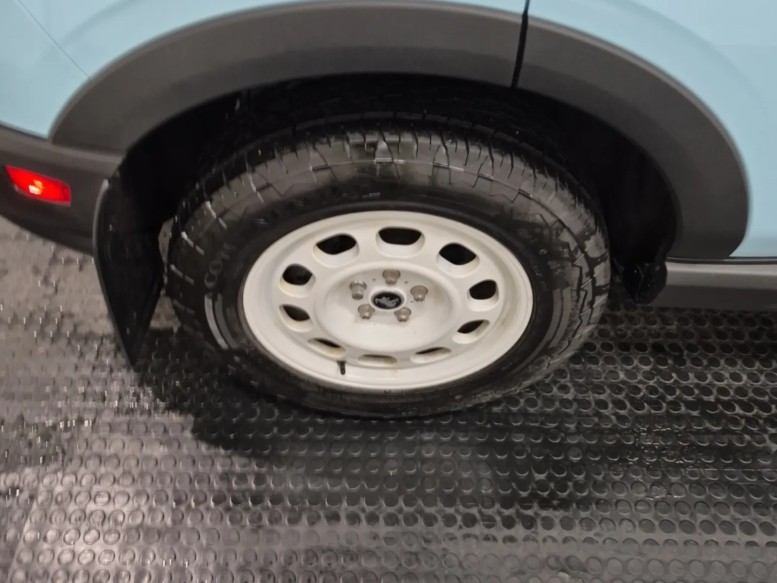 Right Rear Wheel/Tire Photo