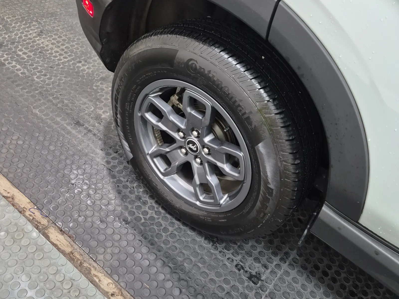 Right Rear Wheel/Tire Photo