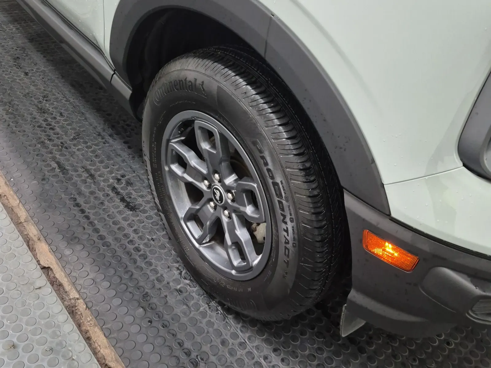 Right Front Wheel/Tire Photo
