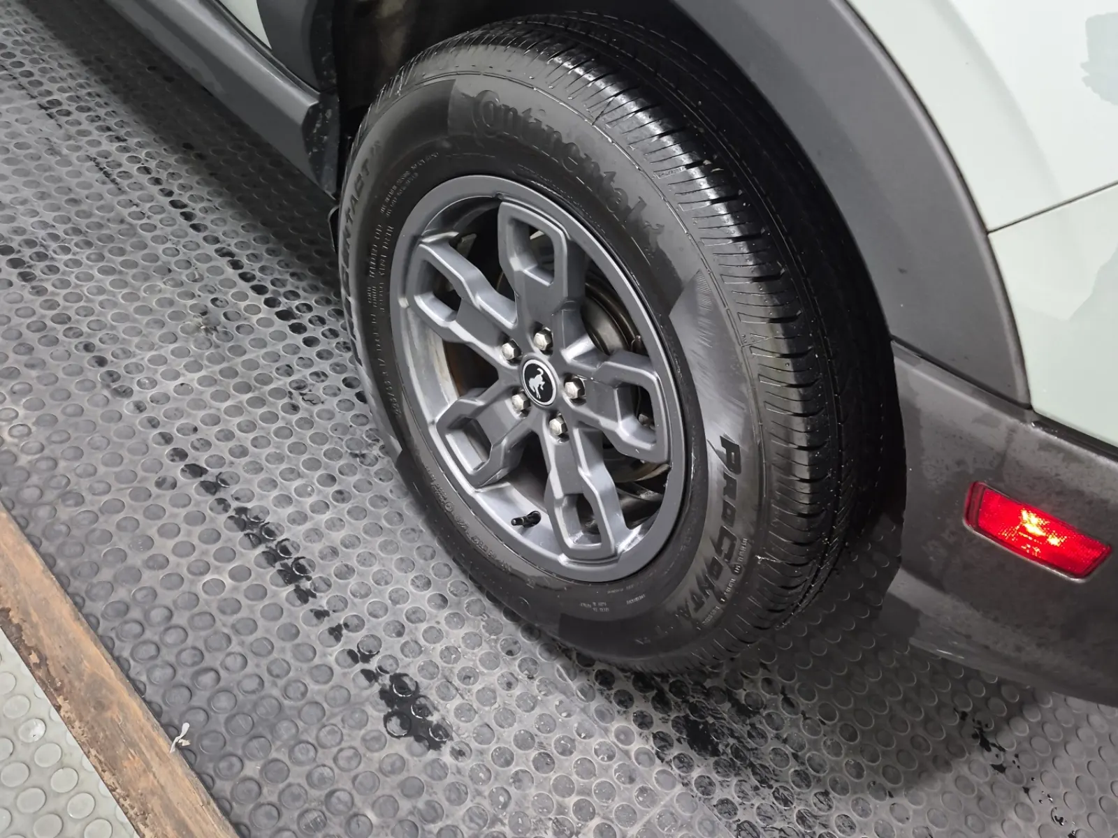 Left Rear Wheel/Tire Photo