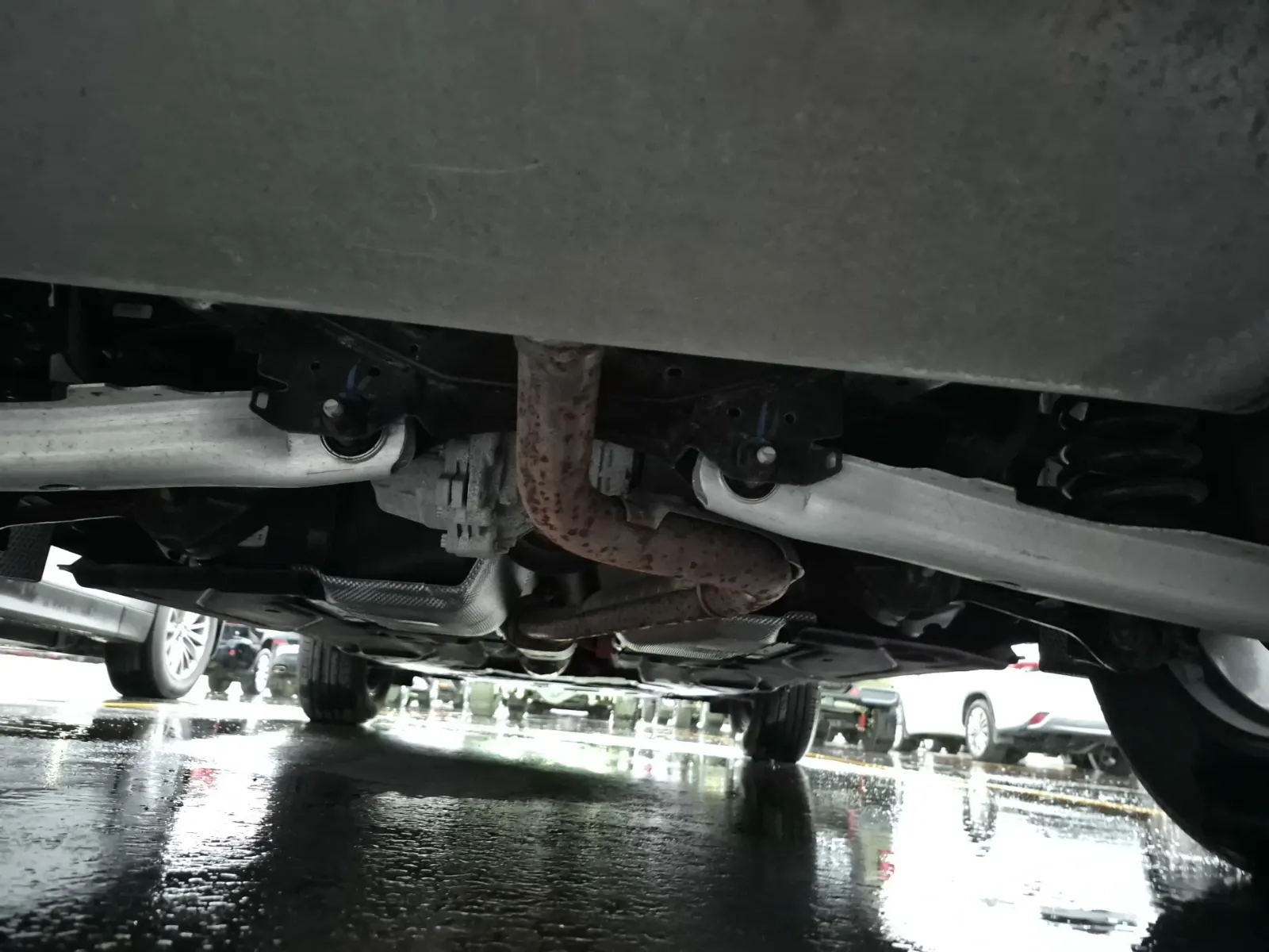 Undercarriage - Rear Photo
