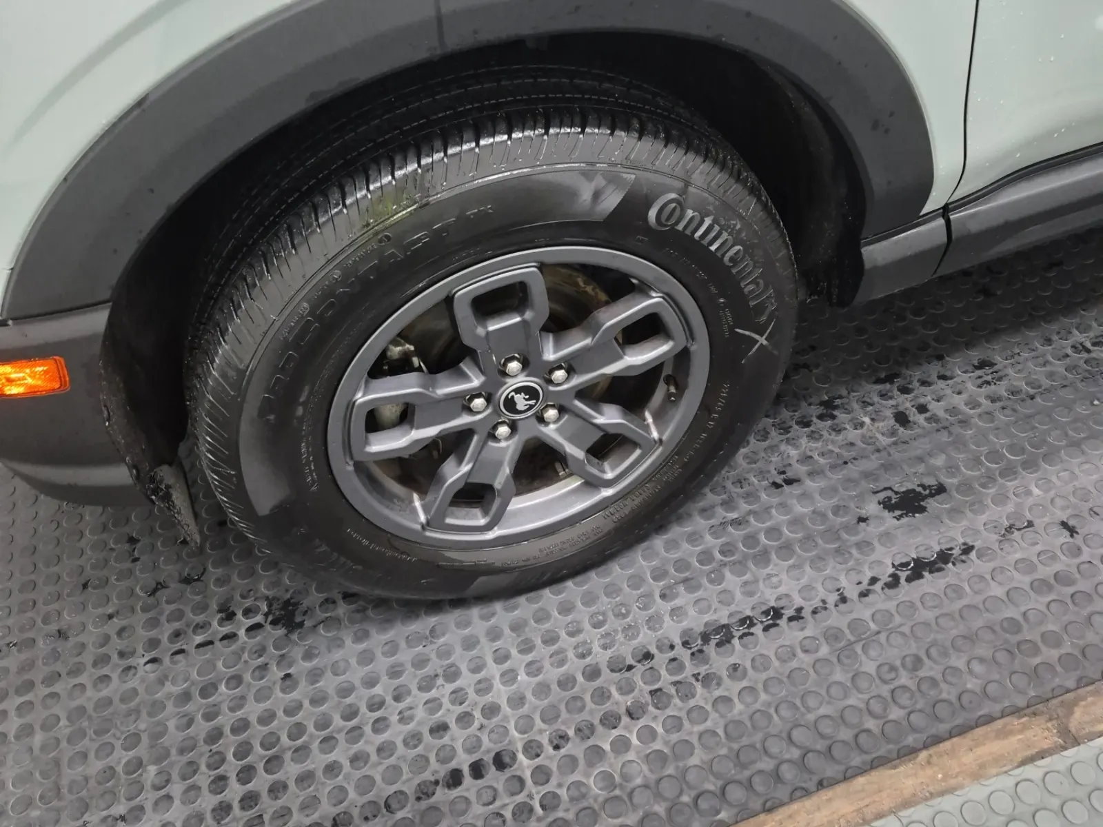 Front driver wheel/tire photo