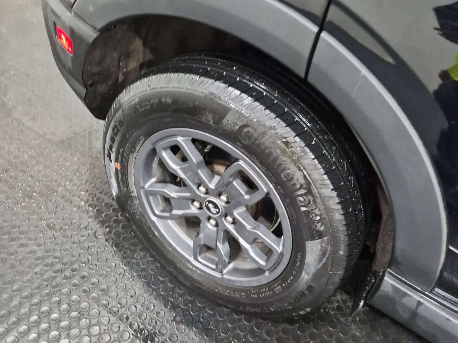 Right Rear Wheel/Tire Photo