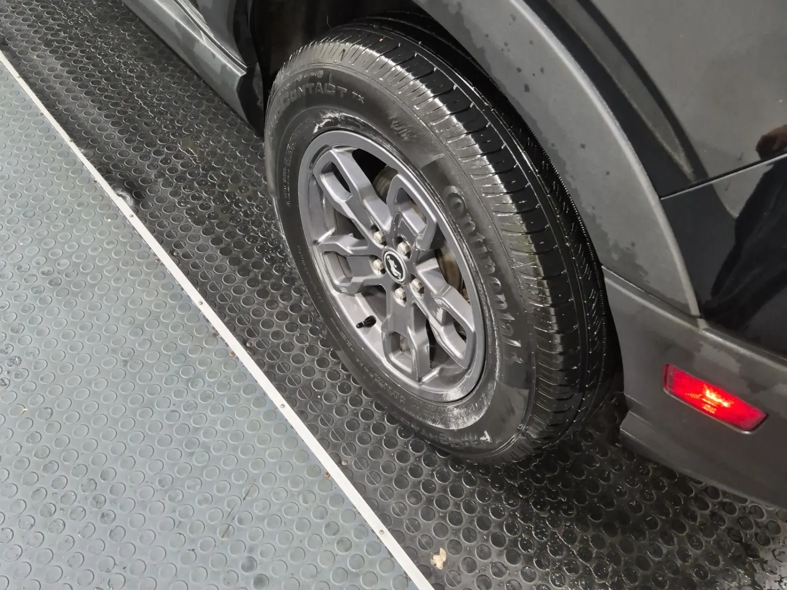 Left Rear Wheel/Tire Photo