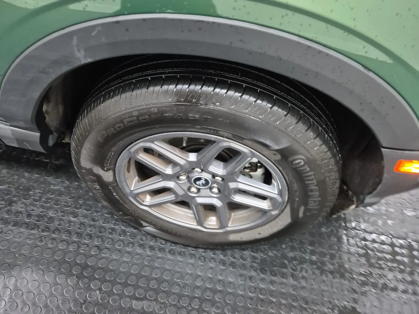 Right Front Wheel/Tire Photo