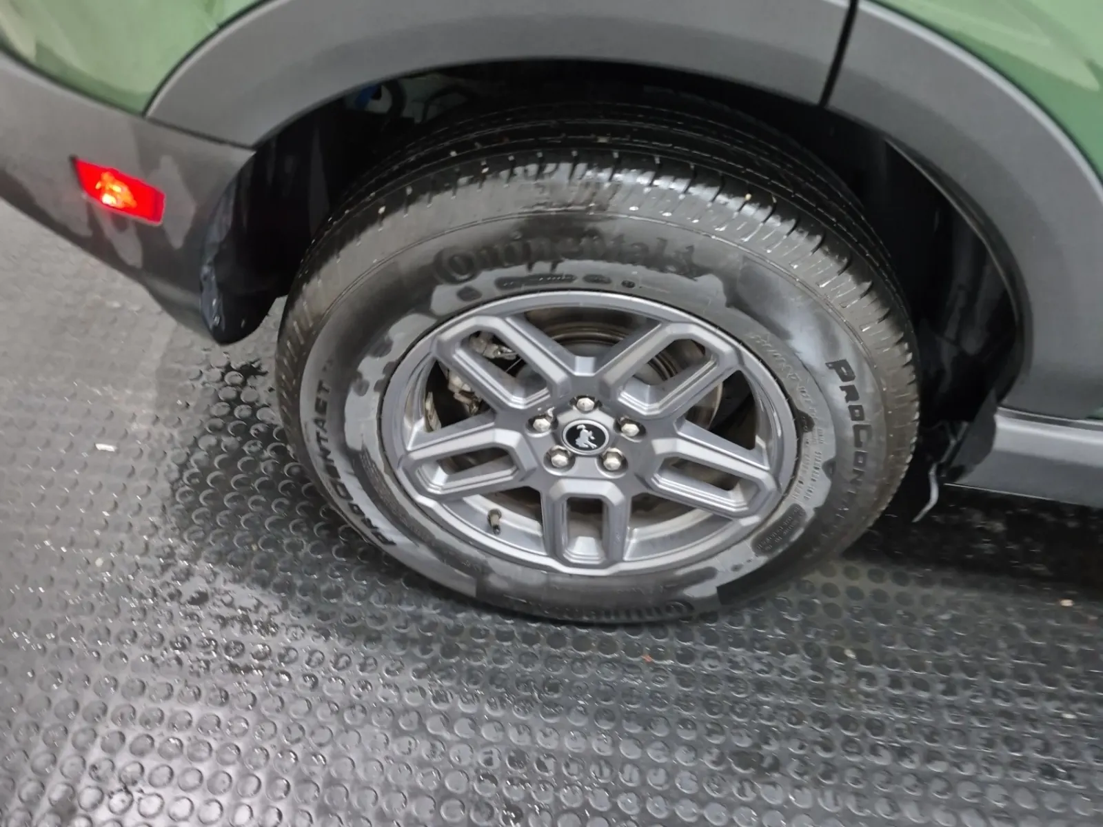 Right Rear Wheel/Tire Photo