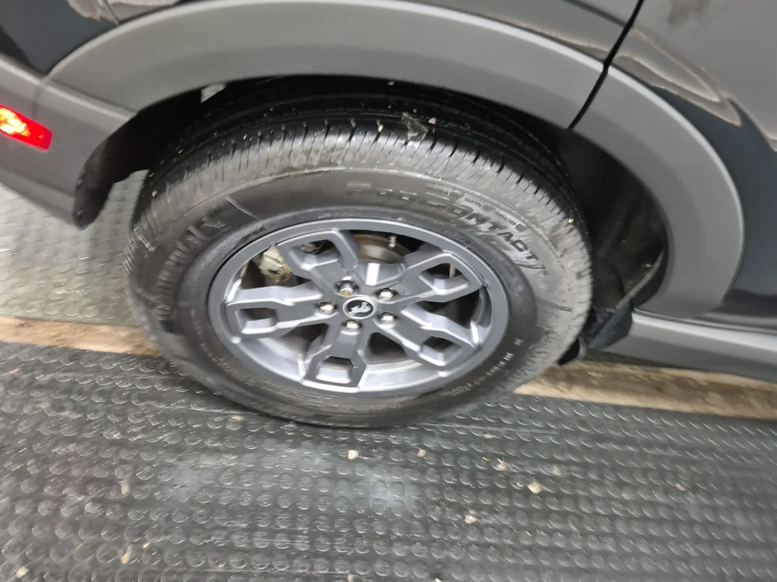 Right Rear Wheel/Tire Photo
