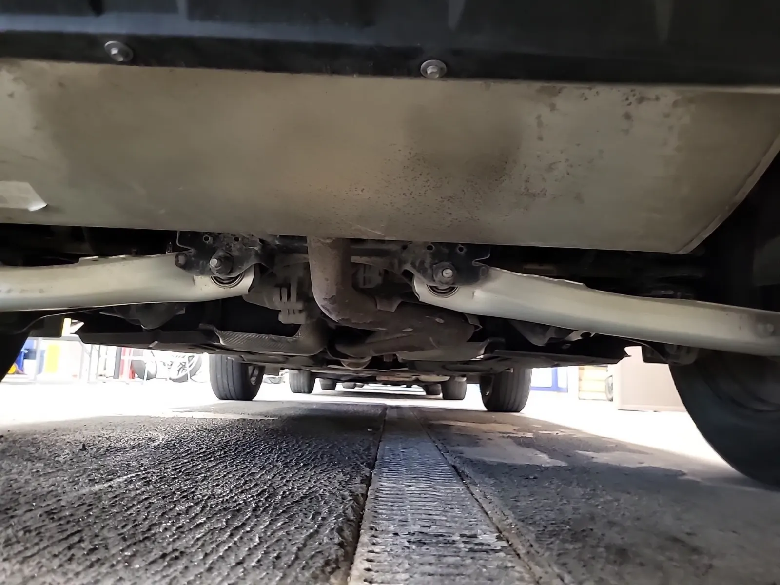 Undercarriage - Rear Photo