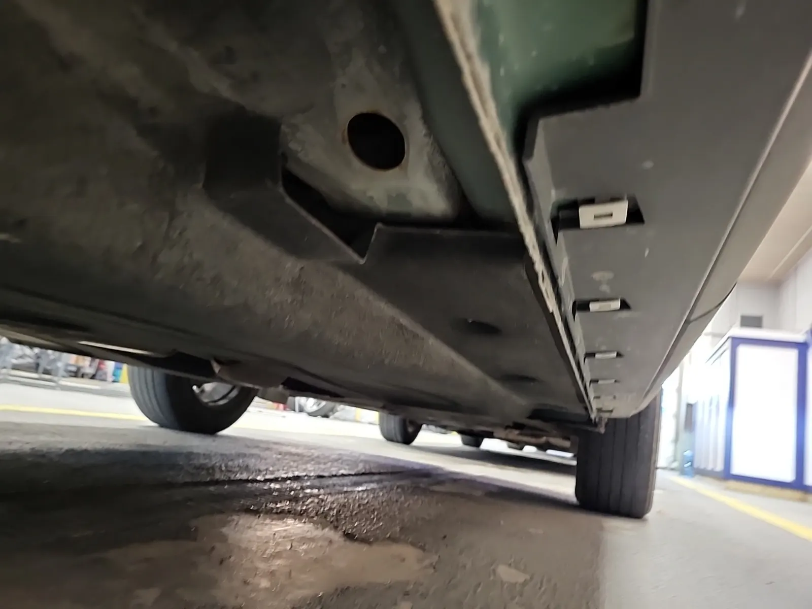 Undercarriage - Passenger Photo