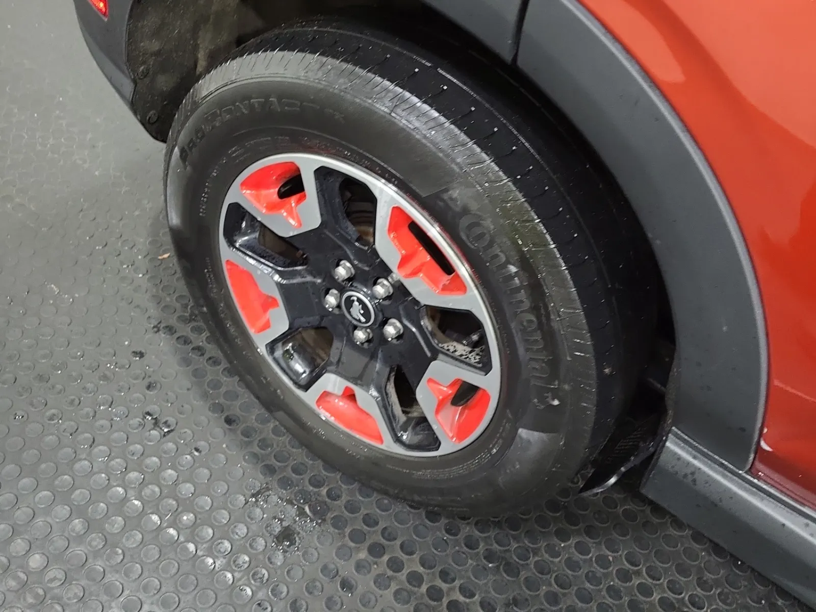 Right Rear Wheel/Tire Photo