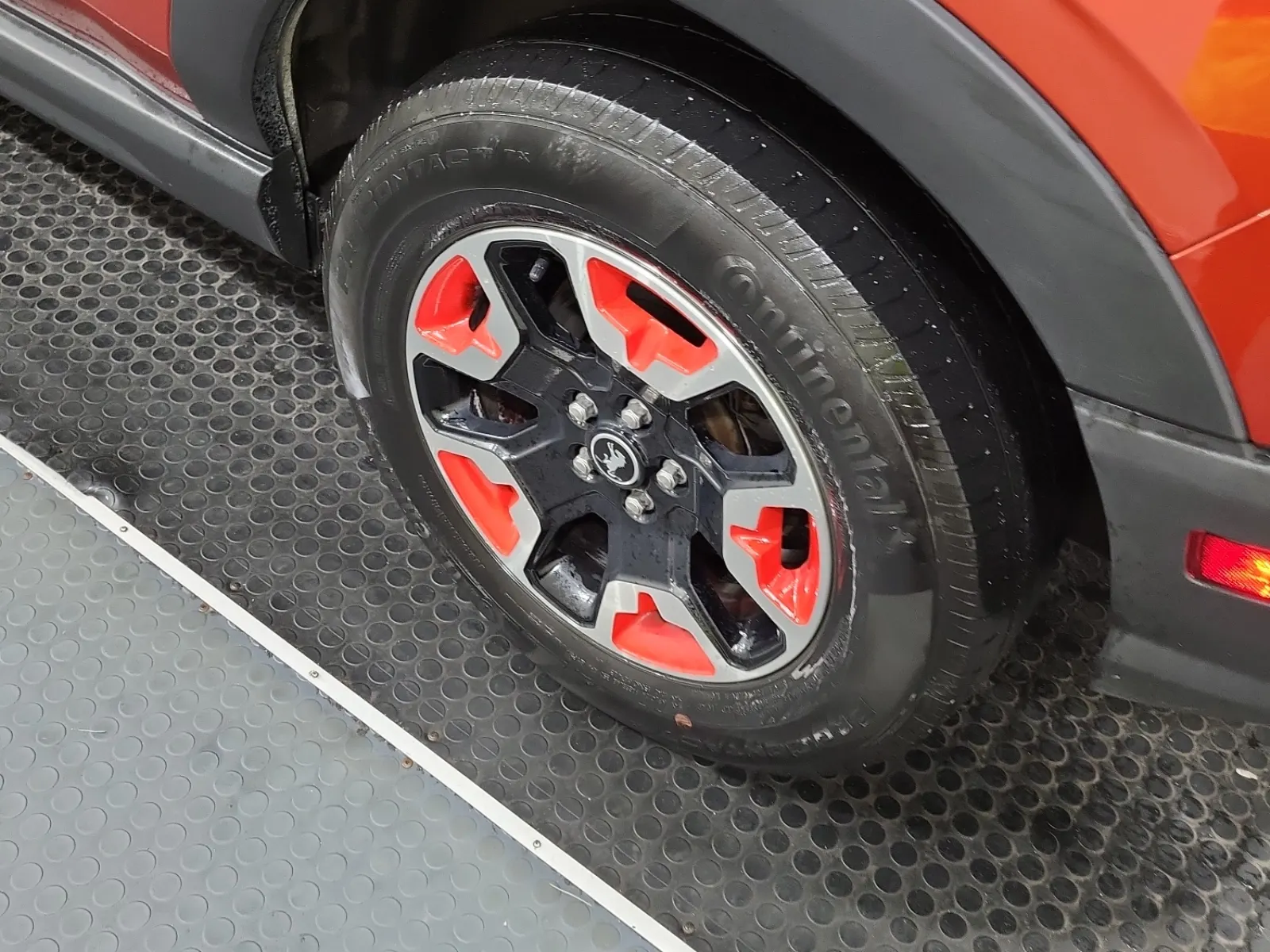 Left Rear Wheel/Tire Photo