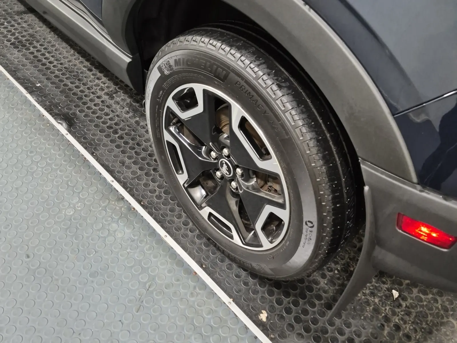 Left Rear Wheel/Tire Photo