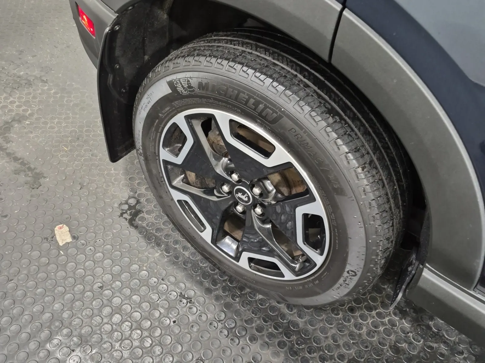Right Rear Wheel/Tire Photo