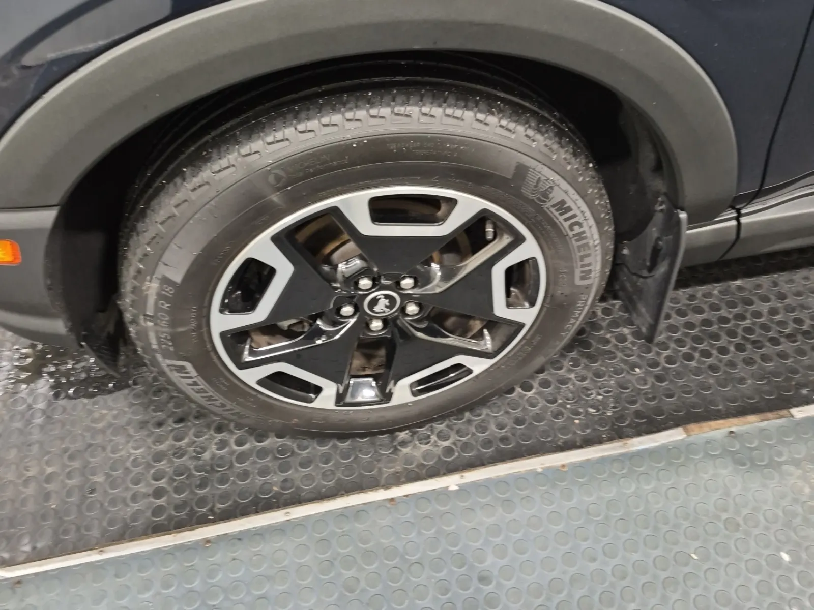Front driver wheel/tire photo