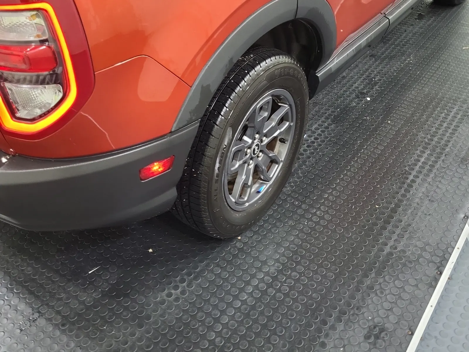 Right Rear Wheel/Tire Photo