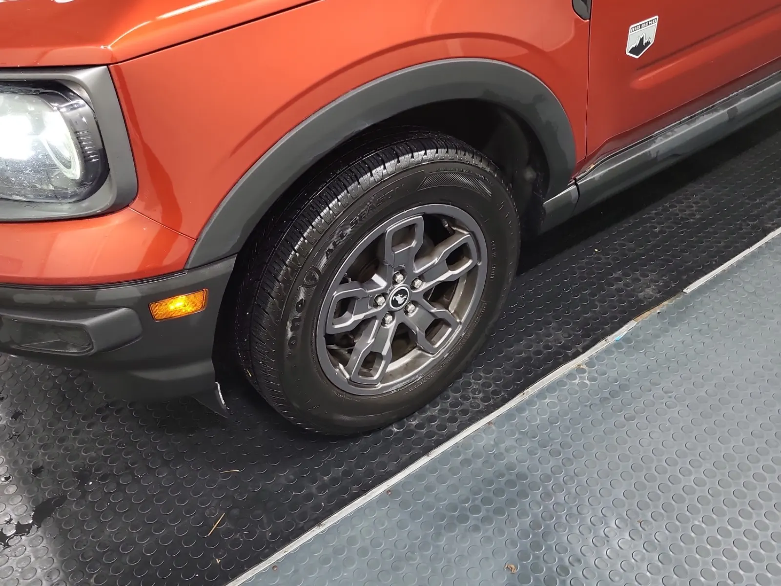 Front driver wheel/tire photo