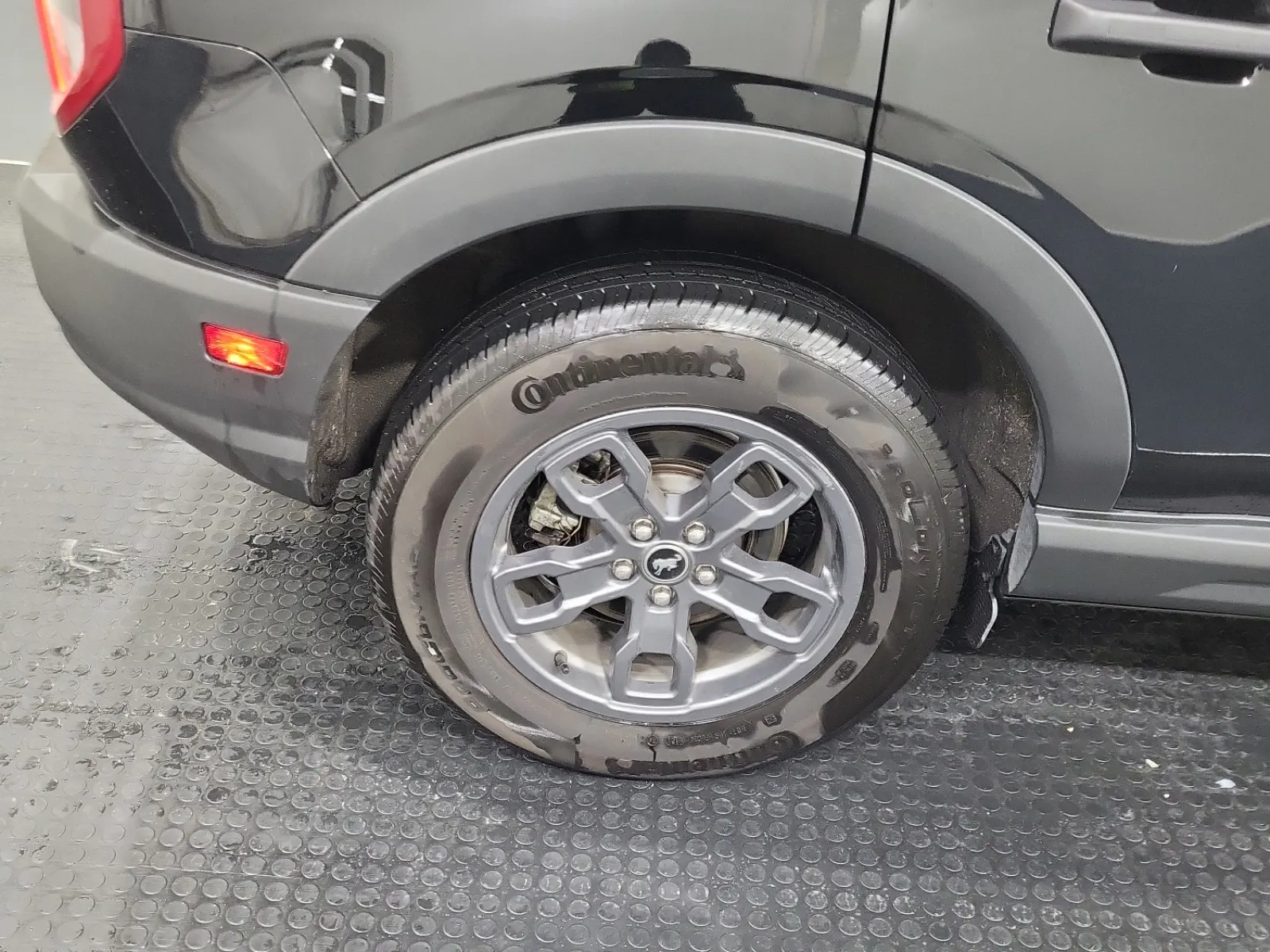 Right Rear Wheel/Tire Photo