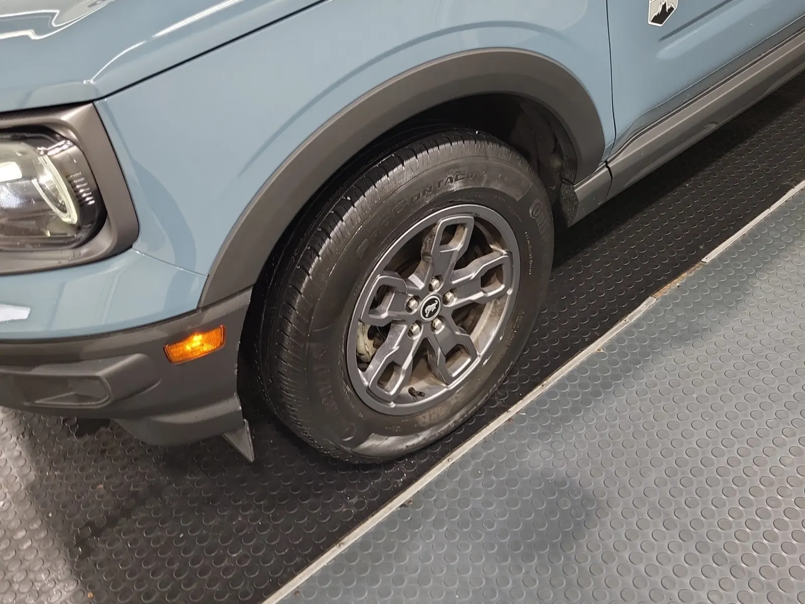Front driver wheel/tire photo