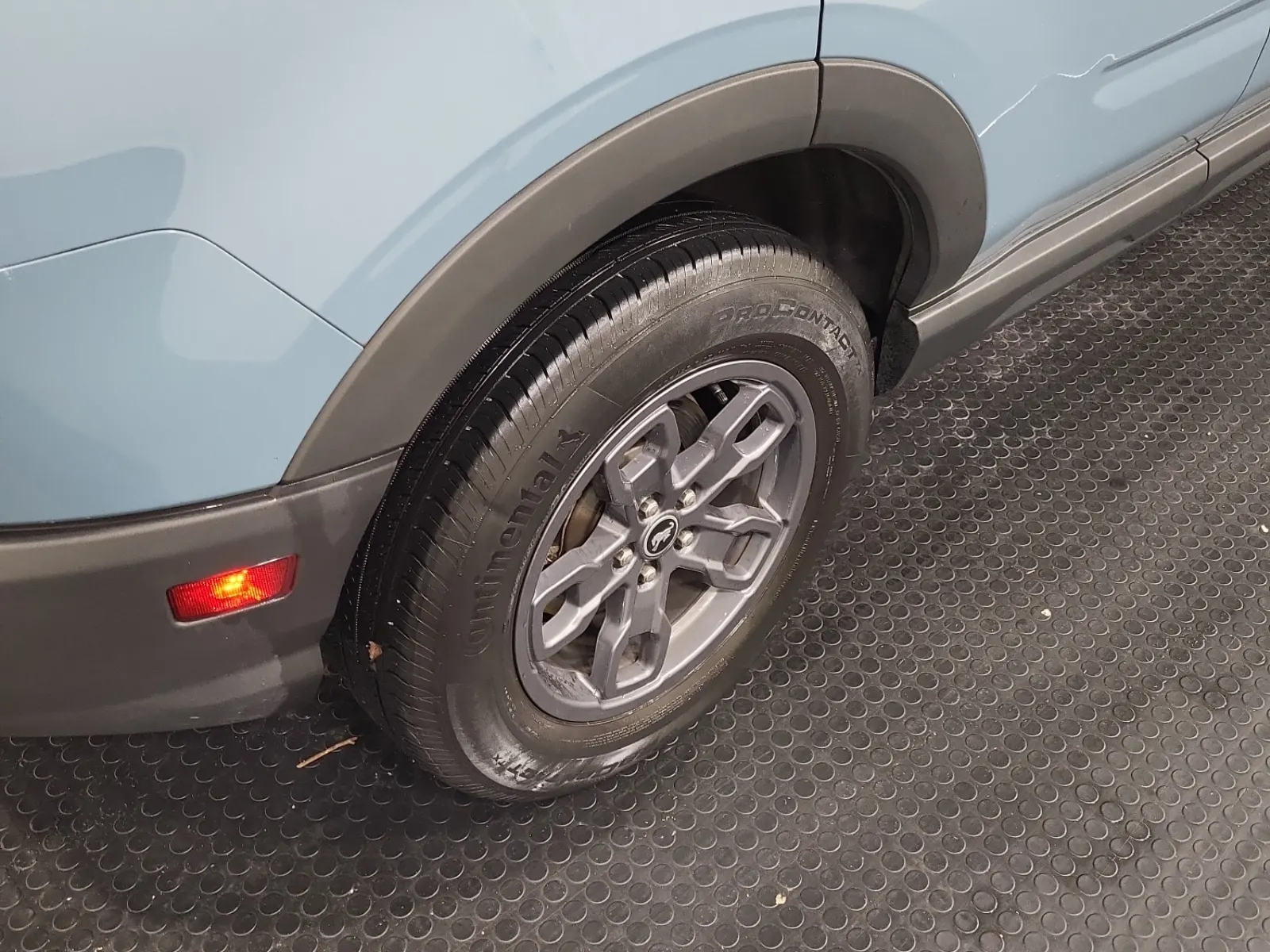 Right Rear Wheel/Tire Photo