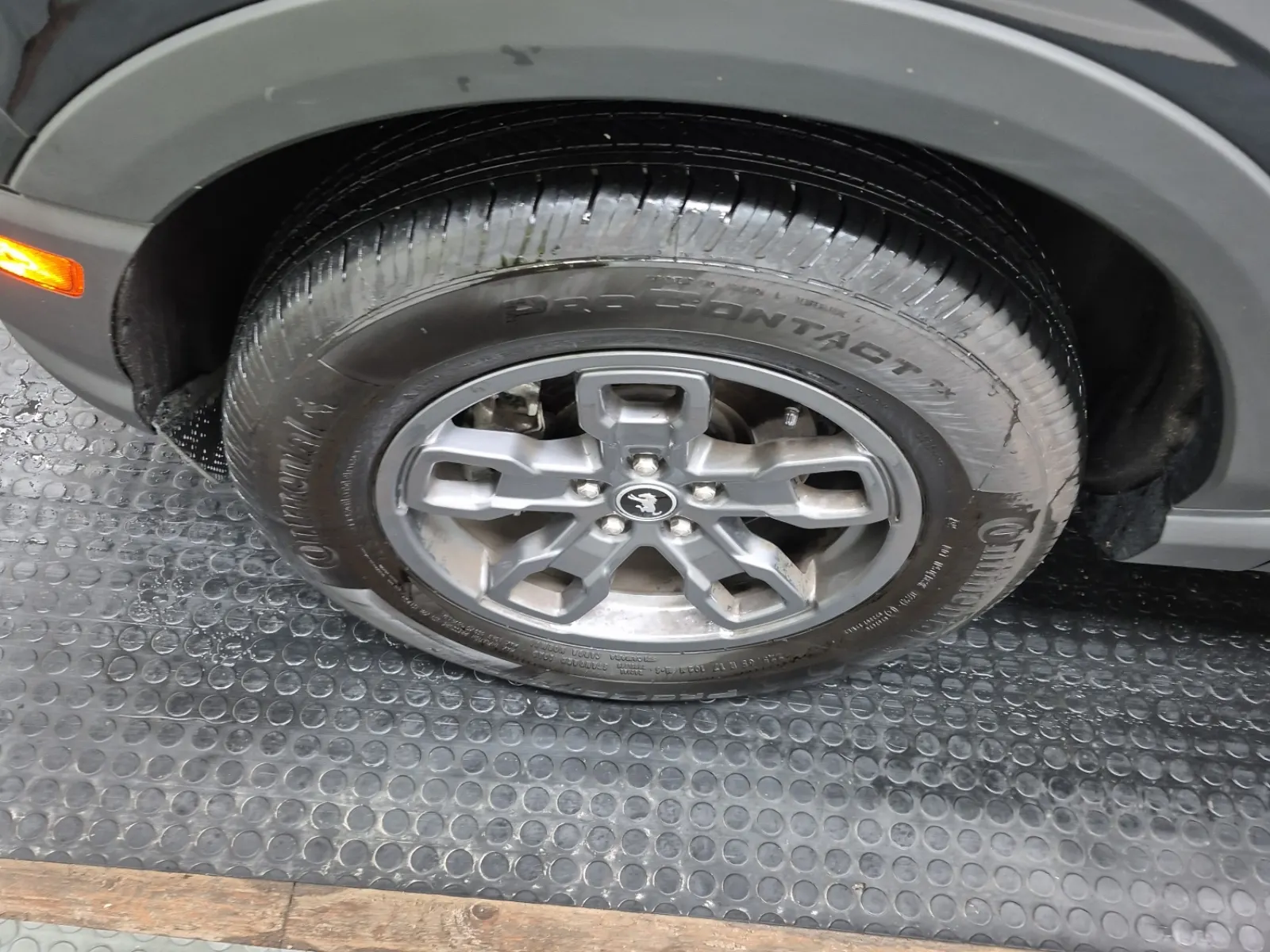 Front driver wheel/tire photo