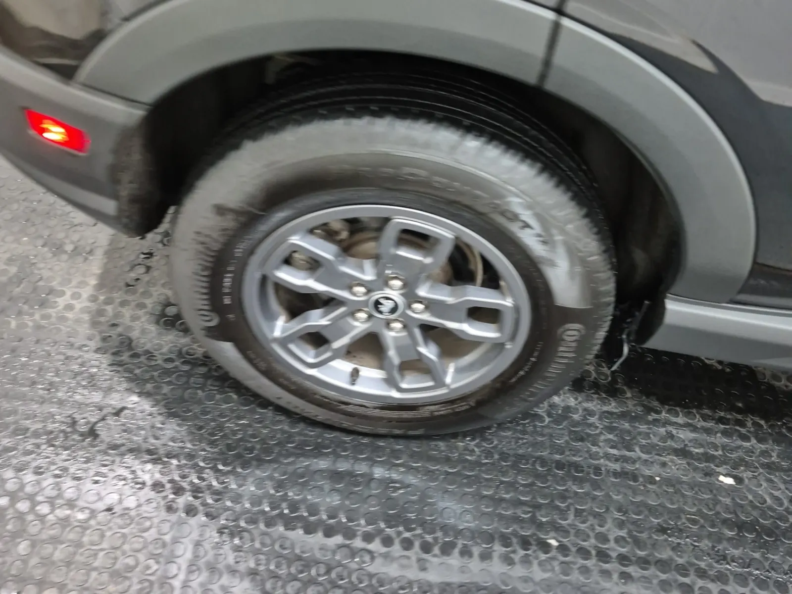 Right Rear Wheel/Tire Photo