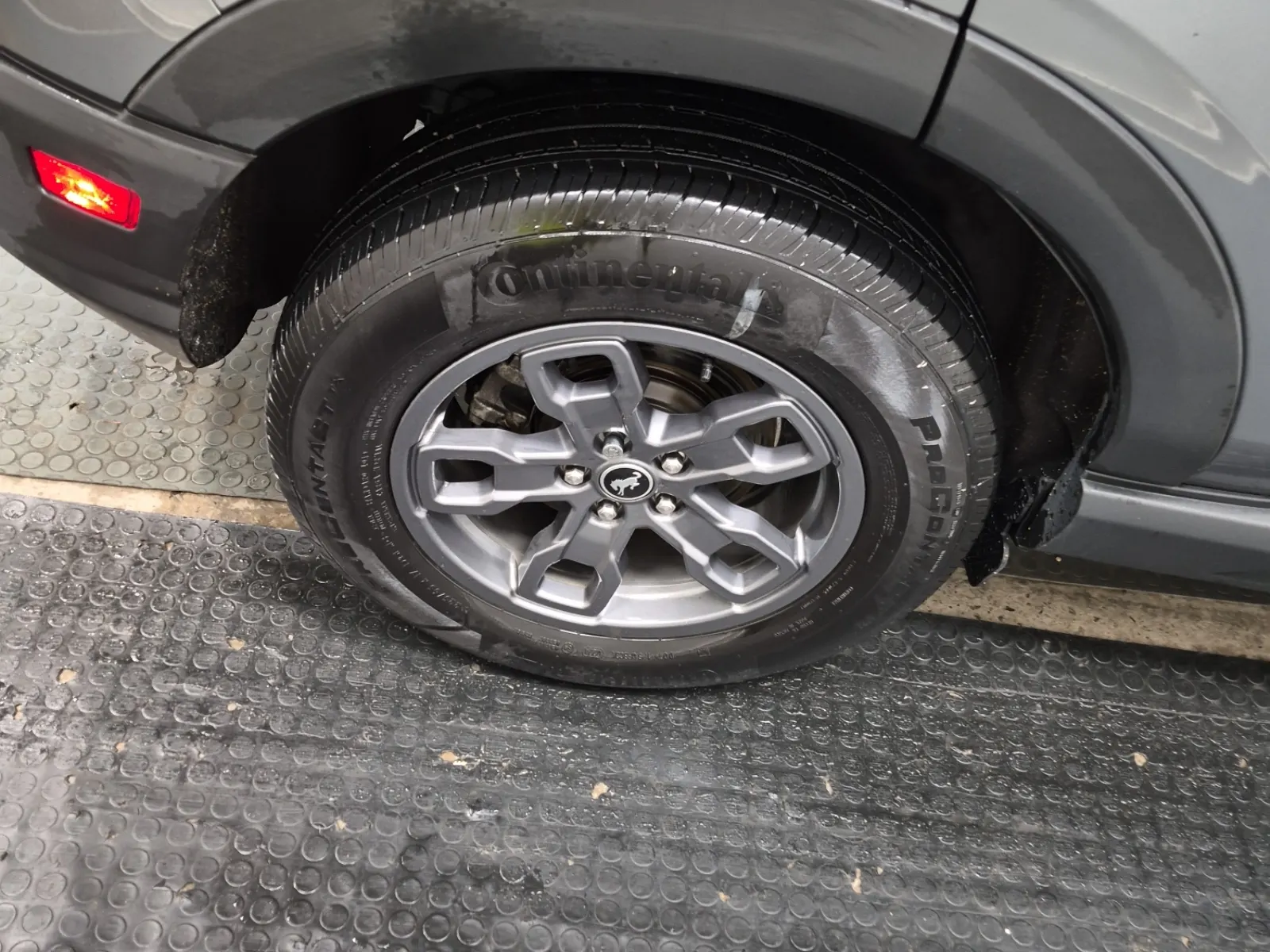 Right Rear Wheel/Tire Photo